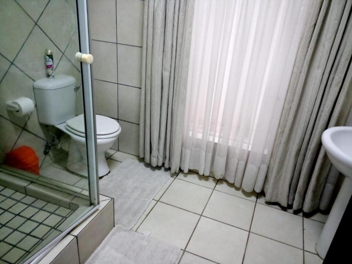 Rustenburg Guesthouse Экстерьер фото