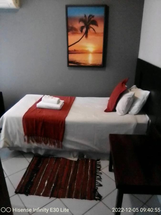 Rustenburg Guesthouse Экстерьер фото