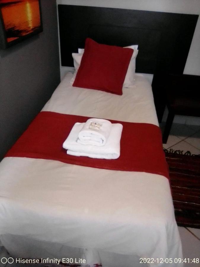 Rustenburg Guesthouse Экстерьер фото